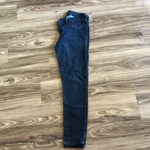 It dark wash skinny jeans! Size 25